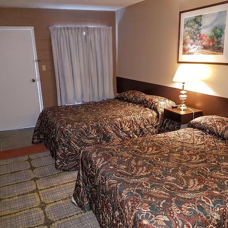 Alaskan Motel Fox Creek Екстериор снимка