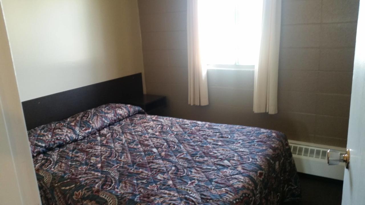 Alaskan Motel Fox Creek Екстериор снимка