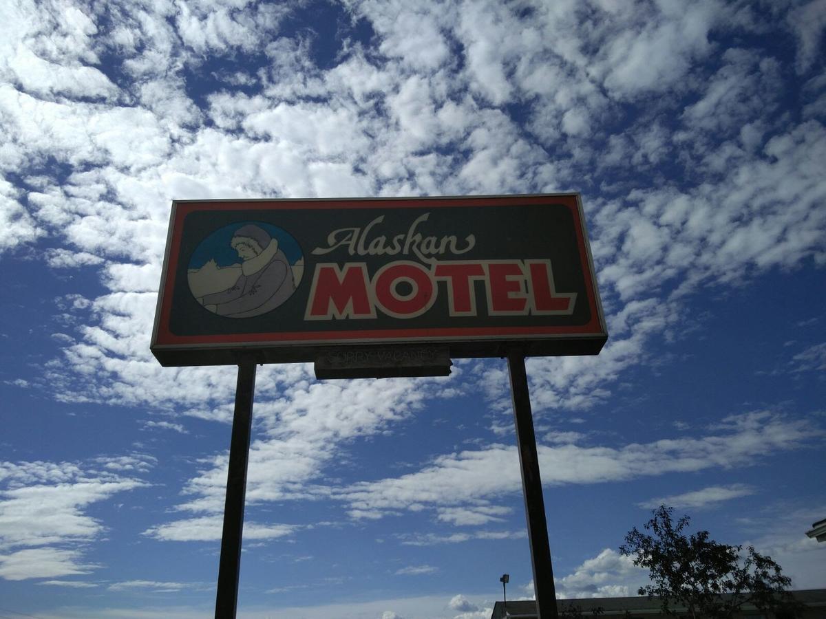 Alaskan Motel Fox Creek Екстериор снимка