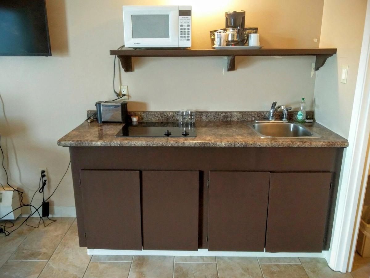 Alaskan Motel Fox Creek Екстериор снимка
