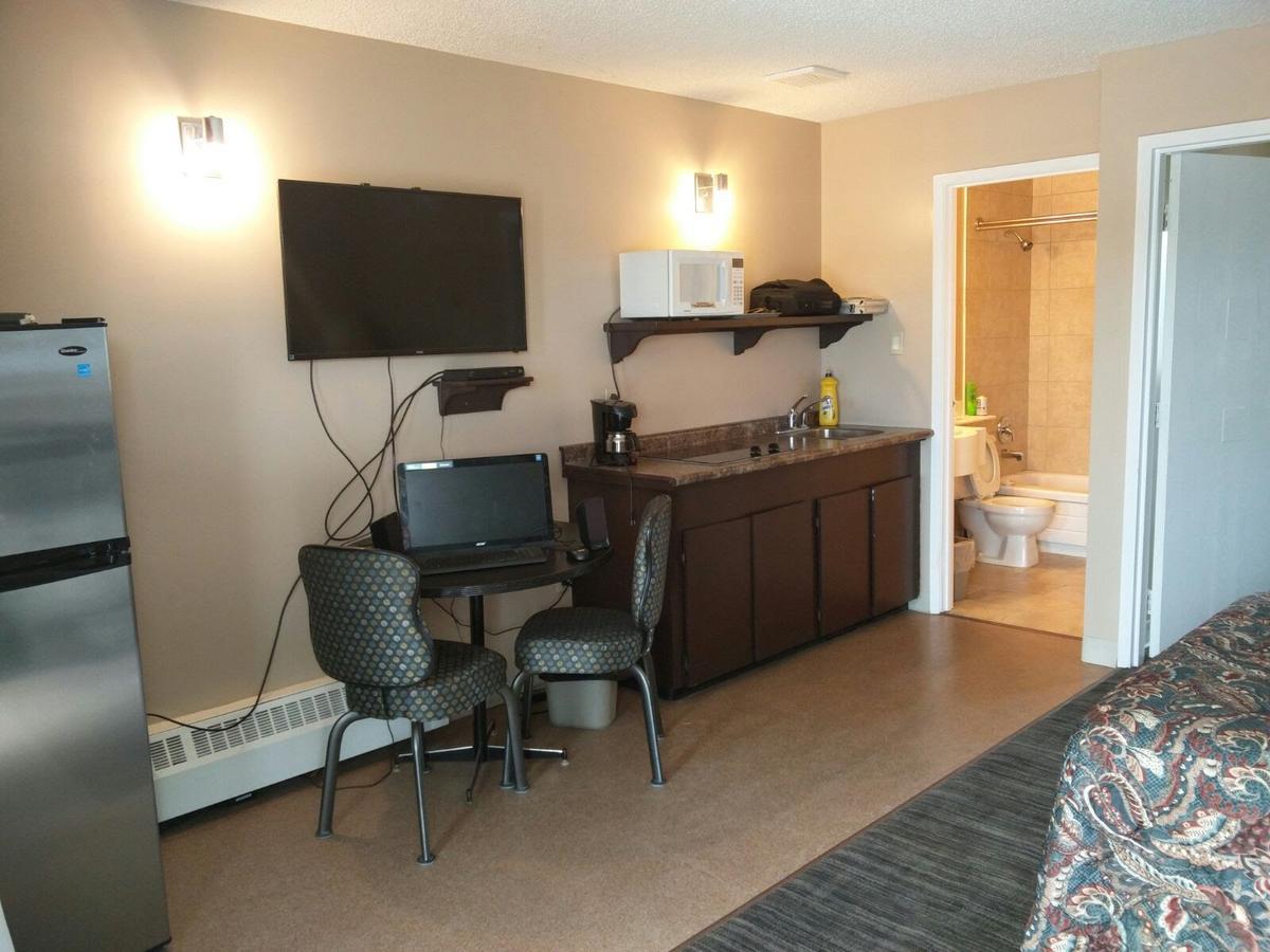 Alaskan Motel Fox Creek Екстериор снимка